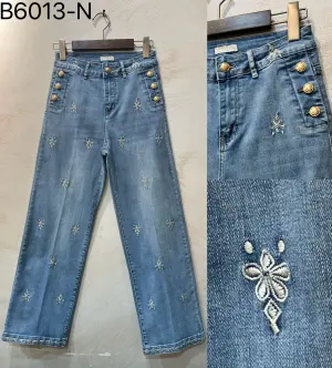 MulherCalças de ganga de distribuidor de roupas CDENIM em França