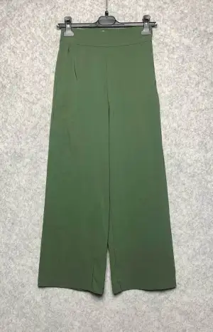 Pantaloni/Gonne per Donne dal grossista di abbigliamento vivigroupsas in Italia