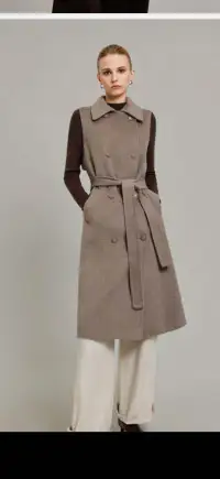 MulherCasacos de distribuidor de roupas vivigroupsas em Itália