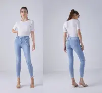 Mujer de Vaqueros del mayorista de ropa VITABELLAsrls en Italia