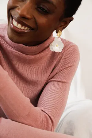 MulherJoalharia de distribuidor de roupas Nathael Paris em França