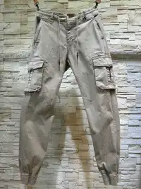 Hombre de Fondos del mayorista de ropa Léo gutti en Francia